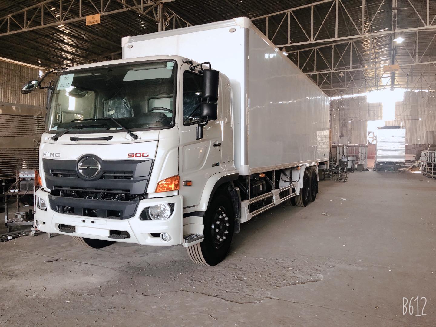 xe hino 15 tan thung kin